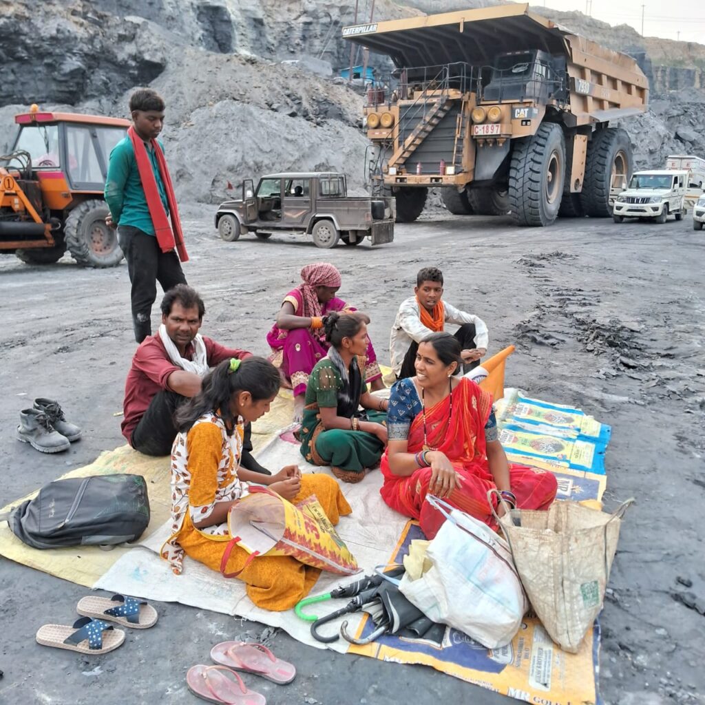 SECL कुसमुंडा खदान में जरहाजेल के लंबित नौकरी की मांग को लेकर कुछ लोगों ने अपने पूरे परिवार समेत खदान में उतर कर सुबह सात बजे डंपरों व कोयला परिवहन कराया बंद , SECL प्रबंधन कुसमुंडा को हजारों टन कोयला उत्पादन का नुकसान 4 SECL कुसमुंडा खदान में जरहाजेल के लंबित नौकरी की मांग को लेकर कुछ लोगों ने अपने पूरे परिवार समेत खदान में उतर कर सुबह सात बजे डंपरों व कोयला परिवहन कराया बंद , SECL प्रबंधन कुसमुंडा को हजारों टन कोयला उत्पादन का नुकसान