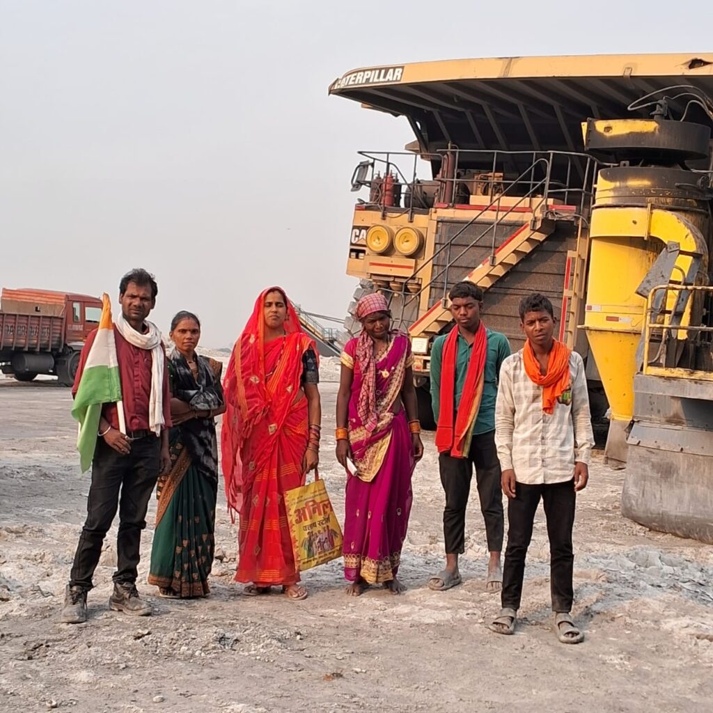SECL कुसमुंडा खदान में जरहाजेल के लंबित नौकरी की मांग को लेकर कुछ लोगों ने अपने पूरे परिवार समेत खदान में उतर कर सुबह सात बजे डंपरों व कोयला परिवहन कराया बंद , SECL प्रबंधन कुसमुंडा को हजारों टन कोयला उत्पादन का नुकसान 3 SECL कुसमुंडा खदान में जरहाजेल के लंबित नौकरी की मांग को लेकर कुछ लोगों ने अपने पूरे परिवार समेत खदान में उतर कर सुबह सात बजे डंपरों व कोयला परिवहन कराया बंद , SECL प्रबंधन कुसमुंडा को हजारों टन कोयला उत्पादन का नुकसान
