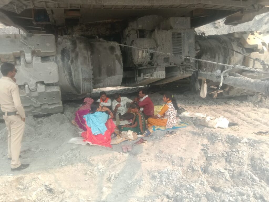 SECL कुसमुंडा खदान में जरहाजेल के लंबित नौकरी की मांग को लेकर कुछ लोगों ने अपने पूरे परिवार समेत खदान में उतर कर सुबह सात बजे डंपरों व कोयला परिवहन कराया बंद , SECL प्रबंधन कुसमुंडा को हजारों टन कोयला उत्पादन का नुकसान 2 SECL कुसमुंडा खदान में जरहाजेल के लंबित नौकरी की मांग को लेकर कुछ लोगों ने अपने पूरे परिवार समेत खदान में उतर कर सुबह सात बजे डंपरों व कोयला परिवहन कराया बंद , SECL प्रबंधन कुसमुंडा को हजारों टन कोयला उत्पादन का नुकसान