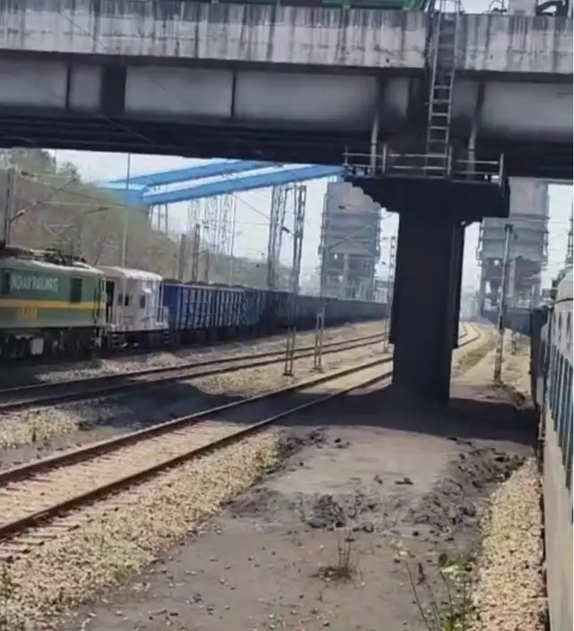 सिग्नल देने में चूक :अचानक मेमू सवारी ट्रेन गेवरा स्टेशन की बजाय कोयला साइडिंग में घुस गई , महकमें में हड़कंप मचा.. यात्री सहम गए 1 IMG_20250503_162234