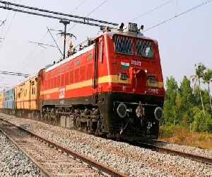 यात्रीगण ध्यान दें! बॉर्डर पर बिगड़े हालात का असर, कई ट्रेनें रद्द... रेलवे ने ये अपील 1 Untitled