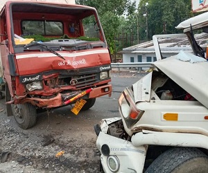 कोरबा में भीषण सड़क हादसा... ओवरब्रिज के पास पिकअप को मिनी ट्रक ने मारी टक्कर, कोई हताहत नहीं 1 Untitled